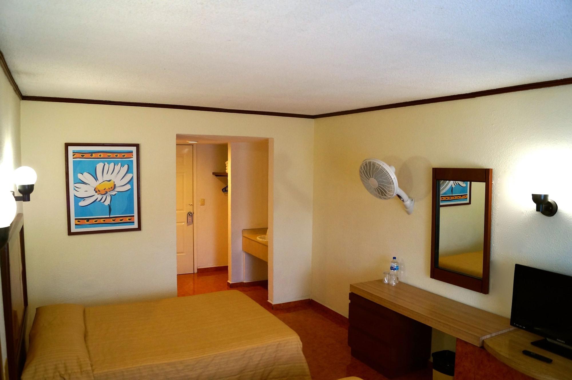 Hotel & Suites Villa Del Sol モレリア エクステリア 写真