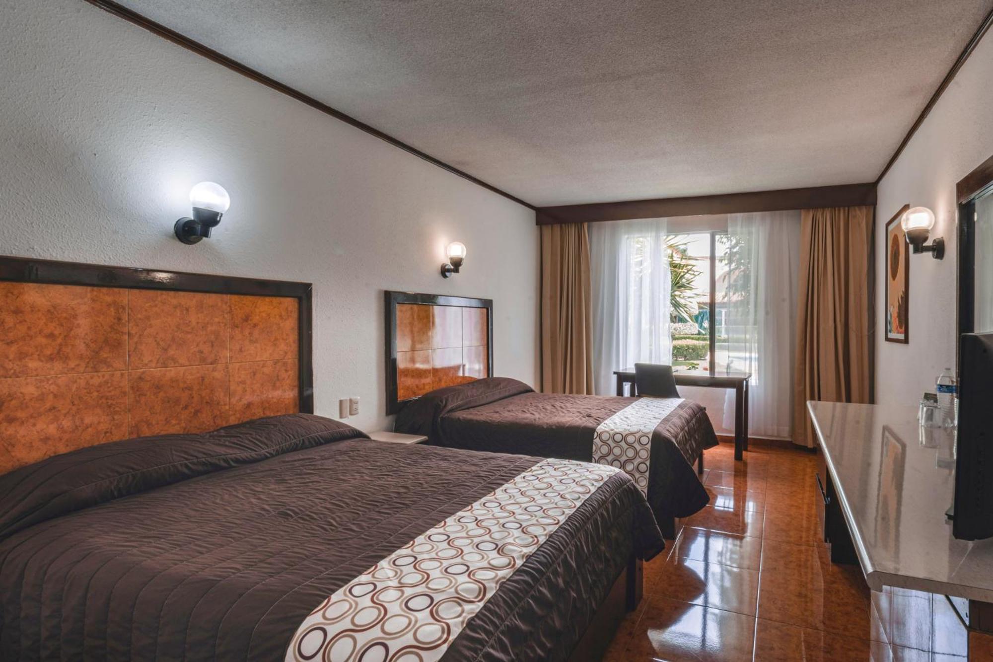 Hotel & Suites Villa Del Sol モレリア エクステリア 写真