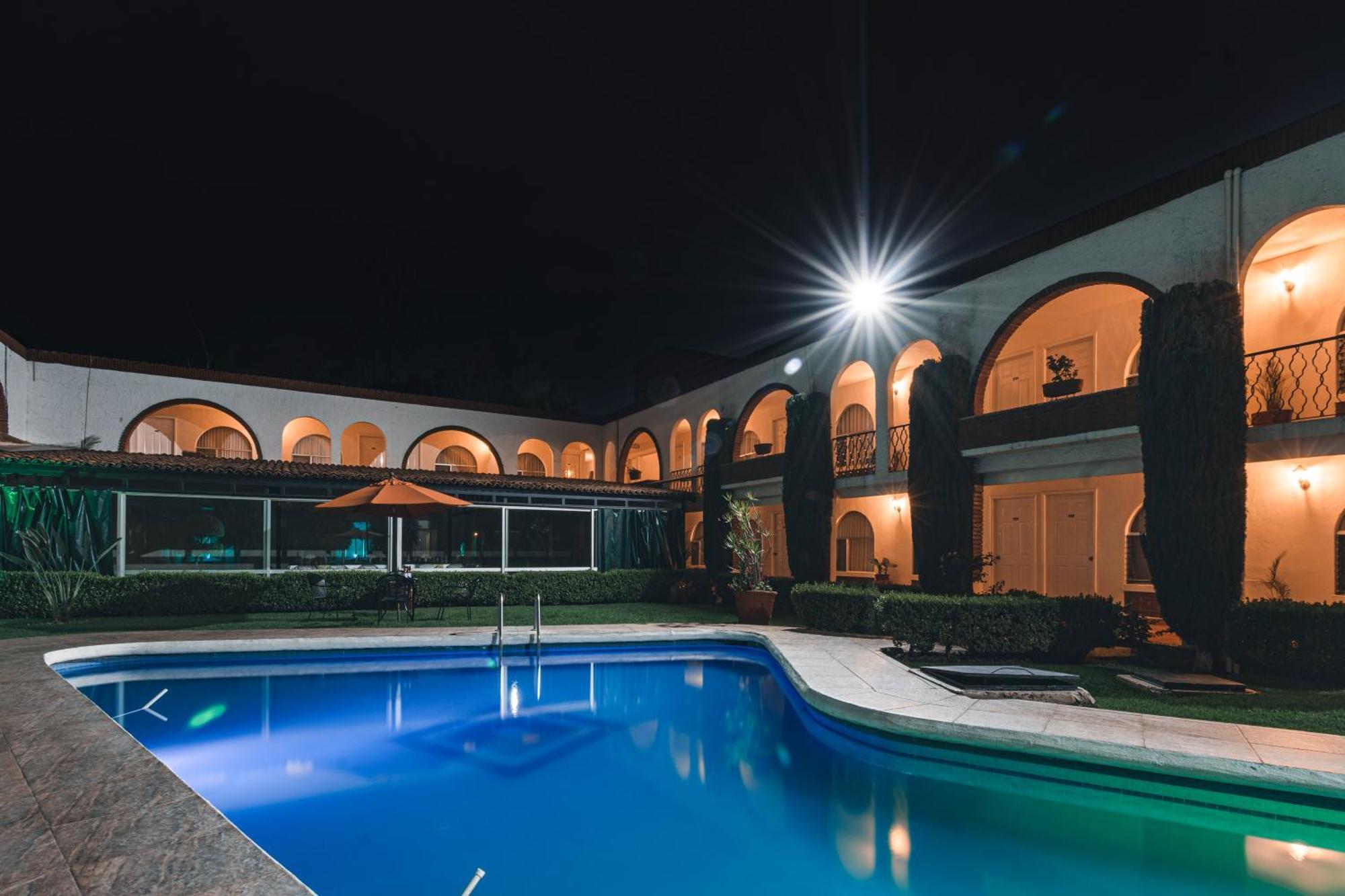 Hotel & Suites Villa Del Sol モレリア エクステリア 写真