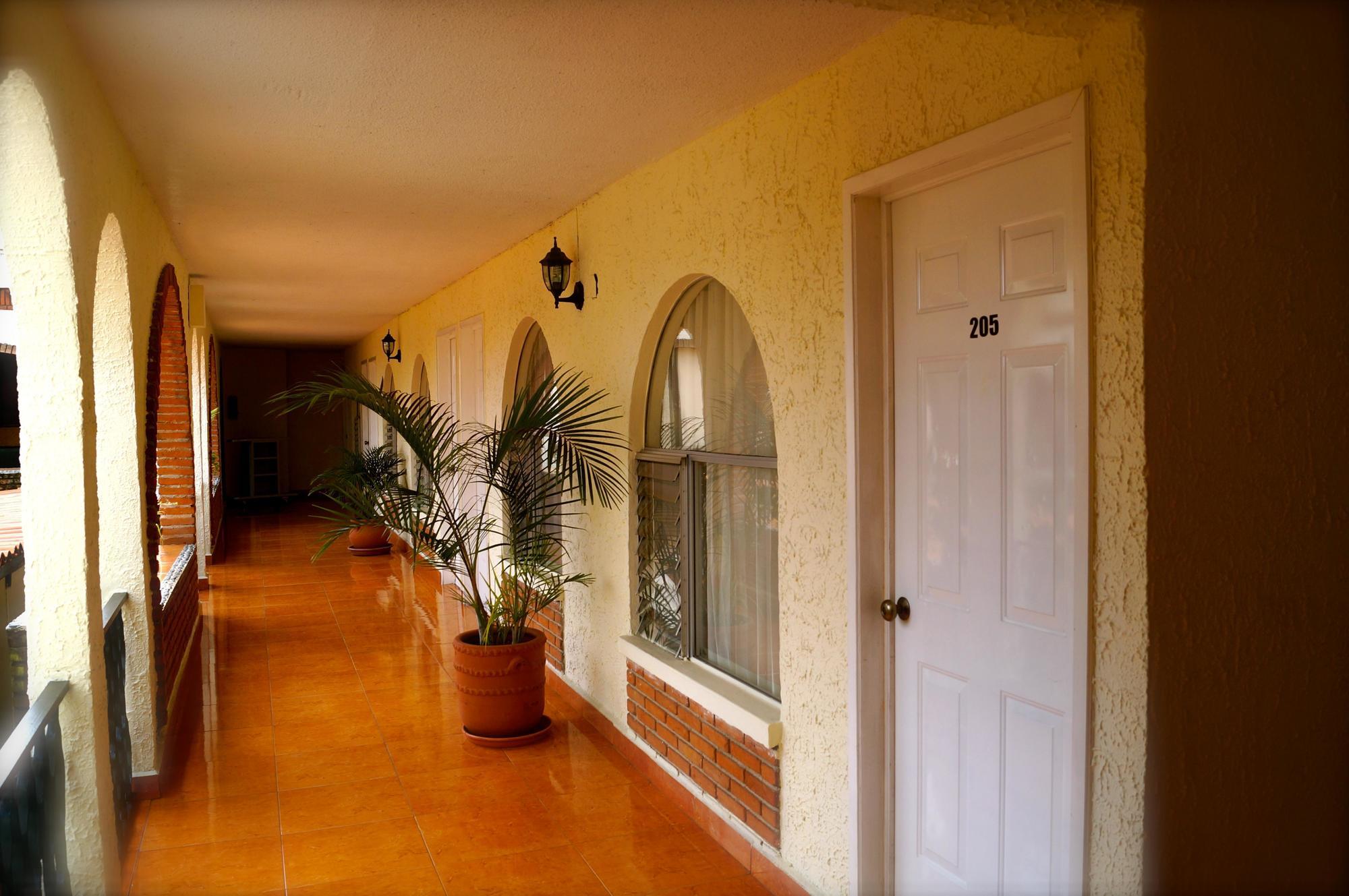 Hotel & Suites Villa Del Sol モレリア エクステリア 写真